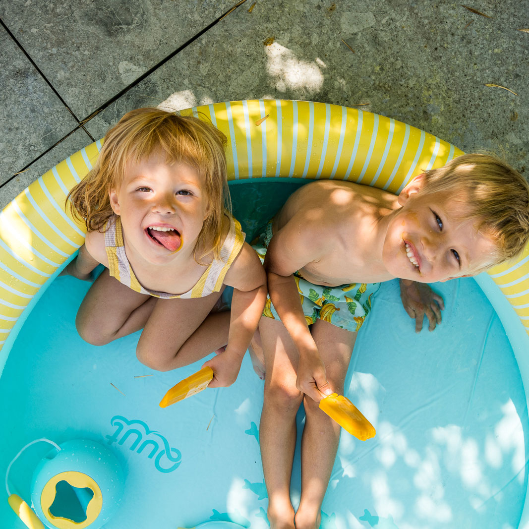quut-dippy-banana-blue-piscine-gonflable-120-x-25-cm image 4