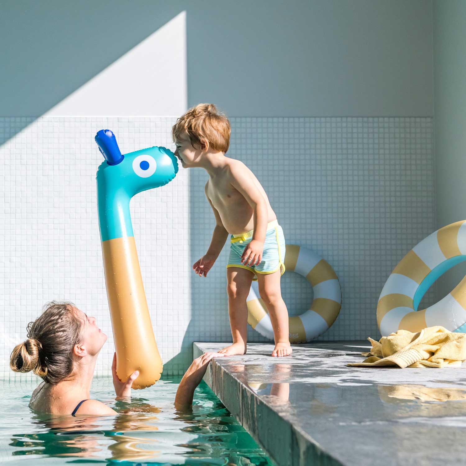 quut-noodle-friends-girafe-frite-de-piscine-88-cm-vinyle image 8